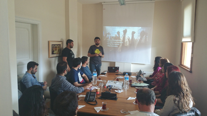 Salim Kayabaşı, Android Wear sunumunu yaparken