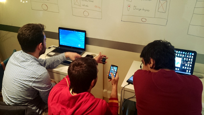 Yasin Kafadar, sunum &ouml;ncesi yaptığı &ouml;rnek uygulamayı tanıtıyor